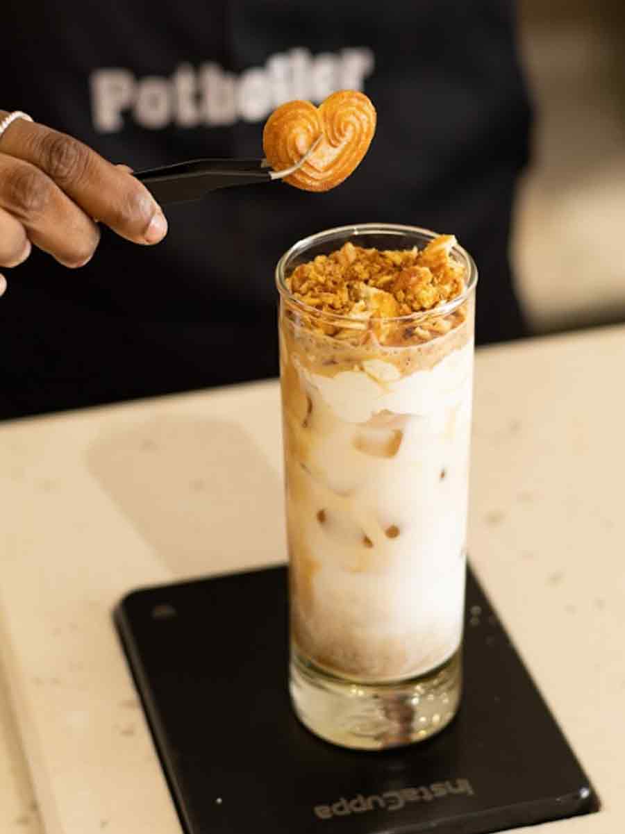 Little Heart Serial Killer: Are you a latte fan? Try out Potboiler’s chilled version, but with cereal. Crunchy cornflakes, Little Hearts biscuits, and a shot of coffee — childhood favourite meets adulthood essential! Pocket pinch: Rs 255