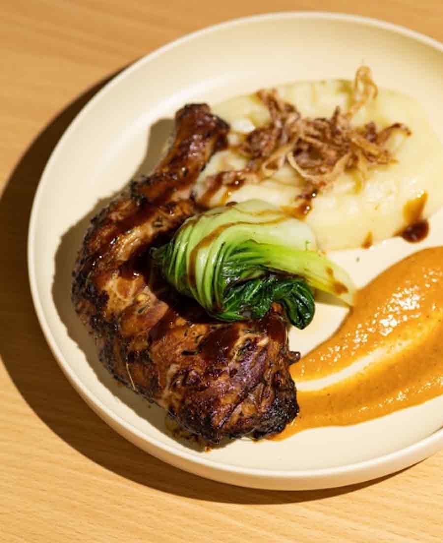 Ginger & Lime Chicken: A good chicken roast is always a welcome   meal, and Potboiler’s citrusy version is worth a try. The Ginger & Lime Chicken with miso, bok choy and gooey mashed potato is both filling and fulfilling. Pocket pinch: Rs 490