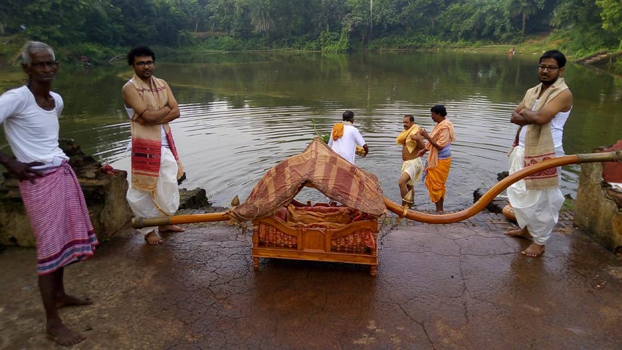 Navapatrika being taken for bath on Saptami morning, as family members wait with the ‘dola’ 