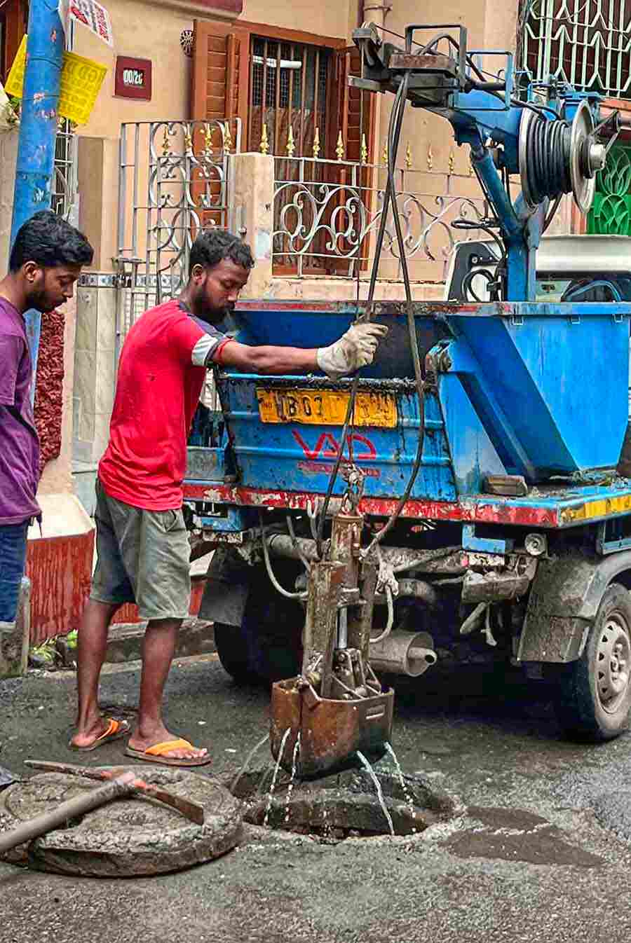 Kolkata Municipal Corporation’s (KMC) Solid Waste Management (SWM) department cleared the underground sewage channels to prevent water logging at Ward no. 50 in central Kolkata on Friday   