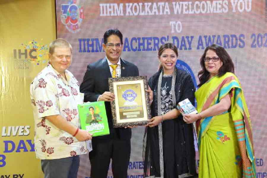 Priyadarshini Hakim was felicitated with the IIHM Pride of Bengal Award for excellence in education, entrepreneurship and social services by Suborno Bose, Sanjukta Bose and Paul Walsh. She launched a health awareness camp for women’s hygiene called Prati Mash, Prati Mashey. “I really feel blessed and proud of the endeavours put forward by IIHM in felicitating teachers across so many different schools. It’s a very unique concept and I extend my best wishes to all of them,” said Hakim.