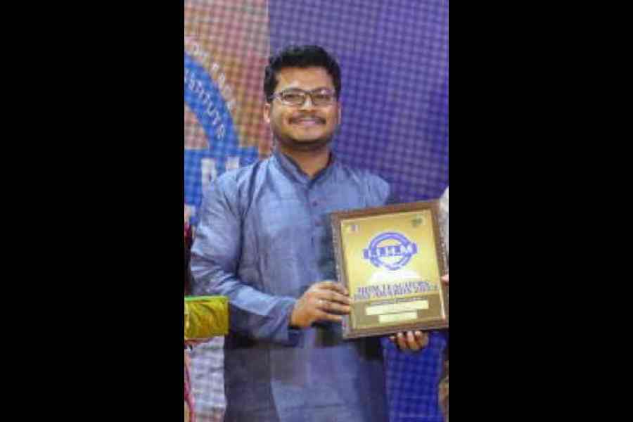 Debraj Das received the Teacher Par Excellence award with Anjana Saha from Mahadevi Birla World Academy