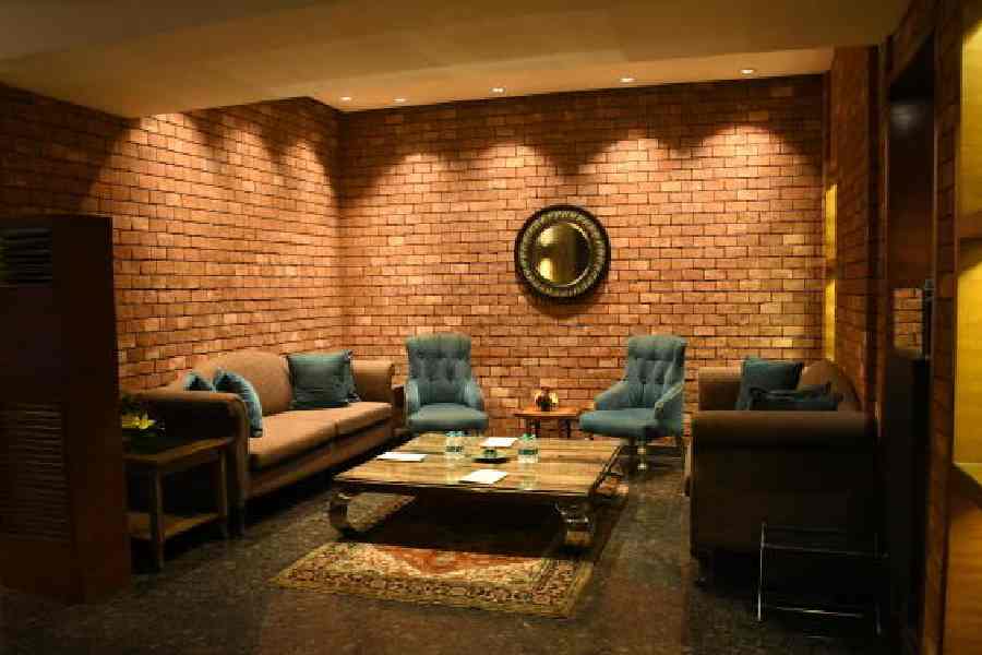 A private corner of the lounge that exudes an earthy feel is the best way to host small parties or corporate events. We love the bright pop on the sofas against the brick-patterned walls