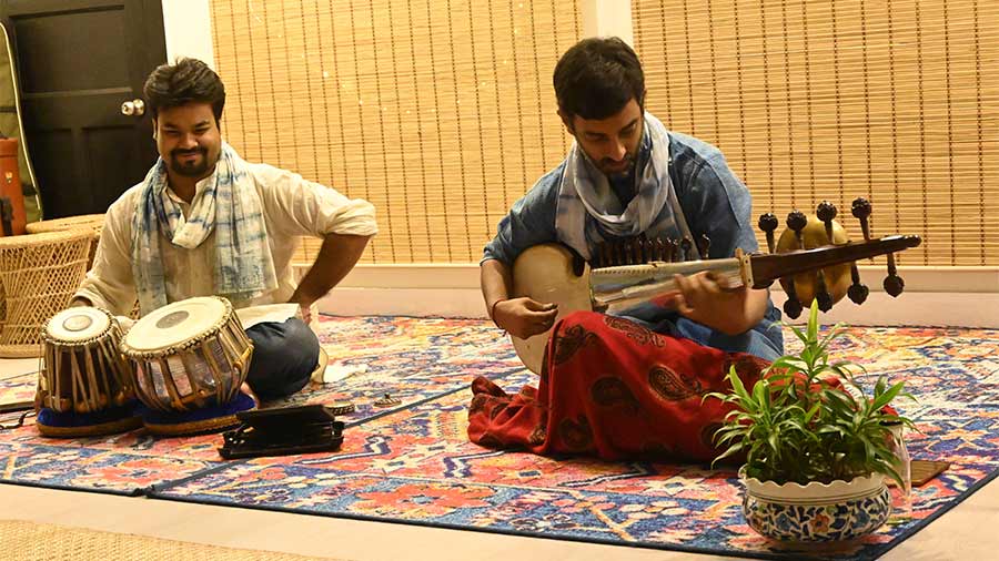 Sukrit and Saumalya Sareswari perform at Chaitown Community 