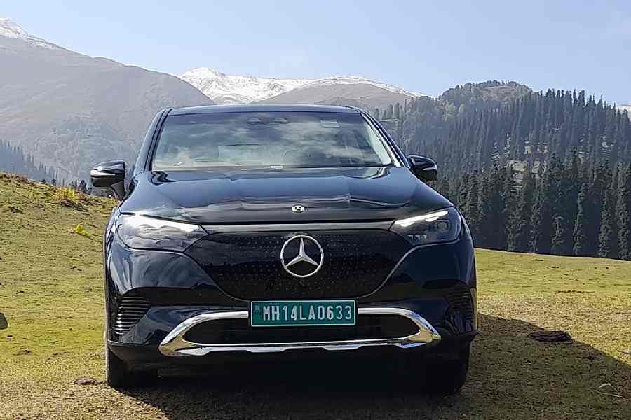 In this very dark green livery in which our drive came, the highlights of the front end are the scuff plates, the daytime running lights and, of course, the Mercedes-Benz star