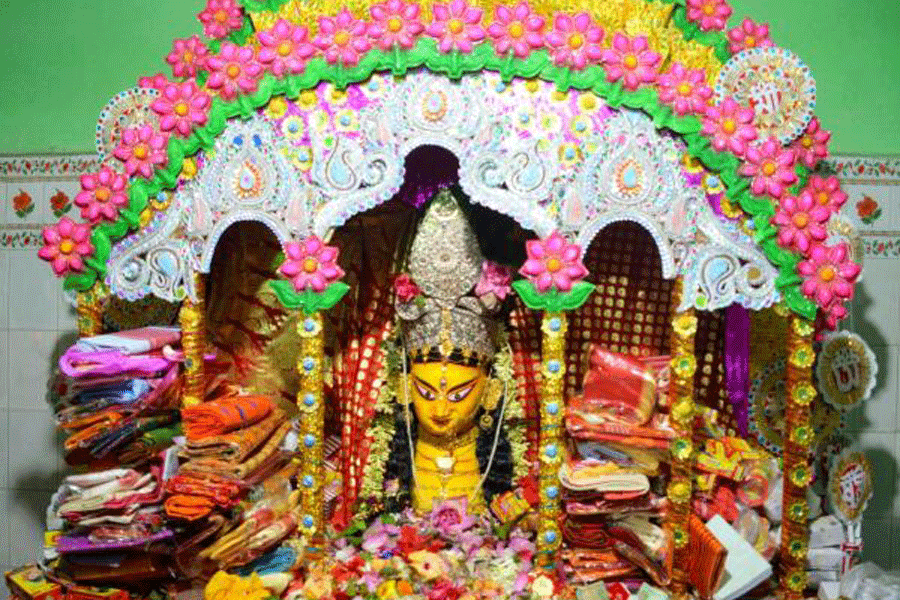 Durga Puja | Worshipping head of Durga an exception in Bengal villages ...