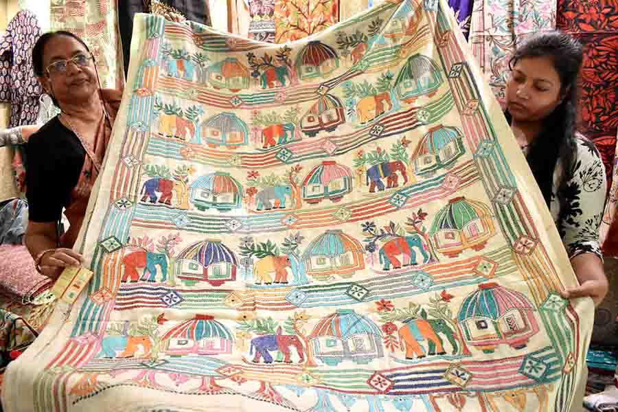 Kantha artisans from across from Bengal — Birbhum, Nadia, Murshidabad, East and West Burdwan and Sonarpur — have set up stalls 