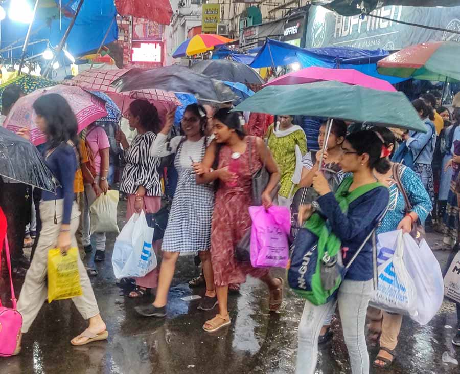 Intermittent drizzle over more than a week could not beat the enthusiasm of Puja shoppers at New Market even on Monday, a part of the extended weekend 