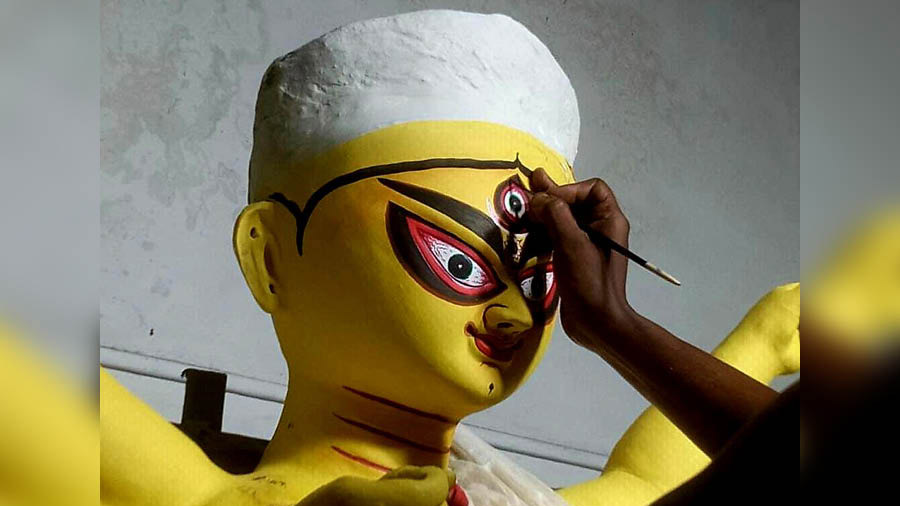 The idol to this day is ‘shabeki’ (traditional) with big eyes. The skin colour of Durga is bright yellow