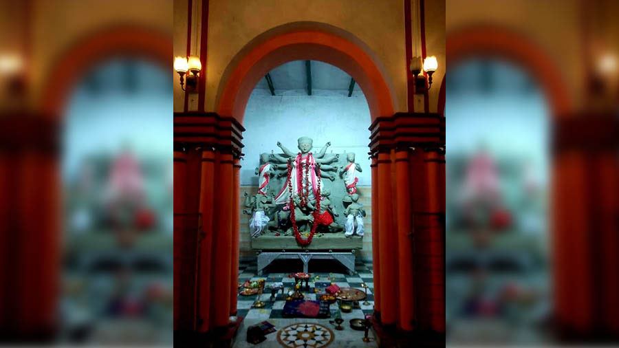 The worshipping of the incomplete idol – two weeks before Puja