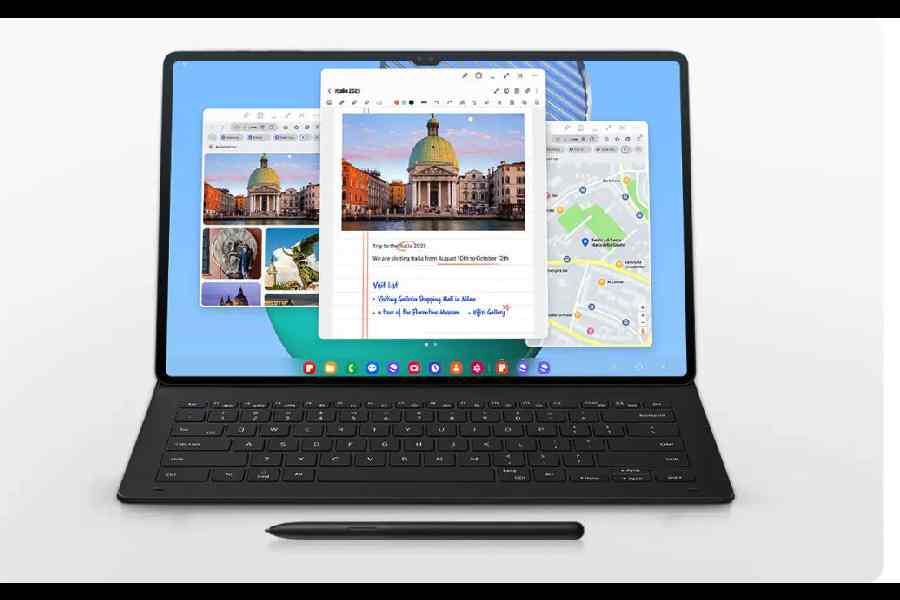 Launch DeX on your tablet to switch seamlessly to a PC-like experience with full control of multiple windows