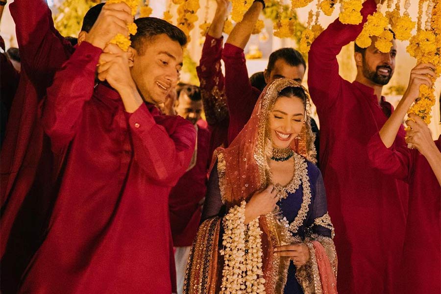 At the Mehndi ceremony, Mahira sported a blue lehenga coupled with a red netted chunri. She remembered how Pakistani filmmaker Asim Raza had “put a whole string of motias” on her arm before she walked down the aisle. 