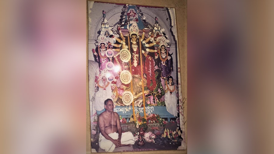 A photo of Durga Puja of the Andul Dutta Chaudhuri family from the 1990s