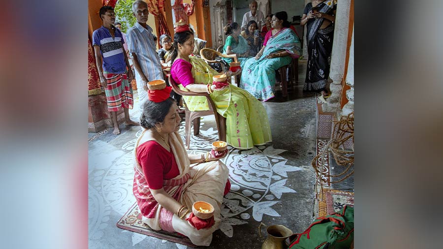 ‘Dhuno purano’ rituals at Andul Dutta Chaudhuri family Durga Puja