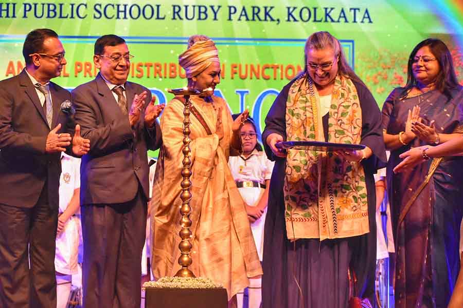 Danseuse Alokananda Roy and US consul-general in Kolkata Melinda Pavek grace the DPS Ruby Park annual day programme ‘Reverence’ at Science City auditorium on Monday as school principal Joyoti Chaudhuri (extreme right) and other dignitaries look on