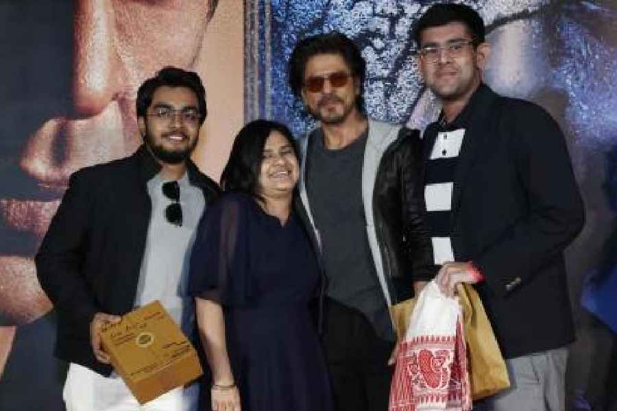 (L-R) Arshiyan Ali, Shanti Krishnan and Bhairav Phukan, winners of the t2 contest, with SRK at Yash Raj Films in Mumbai