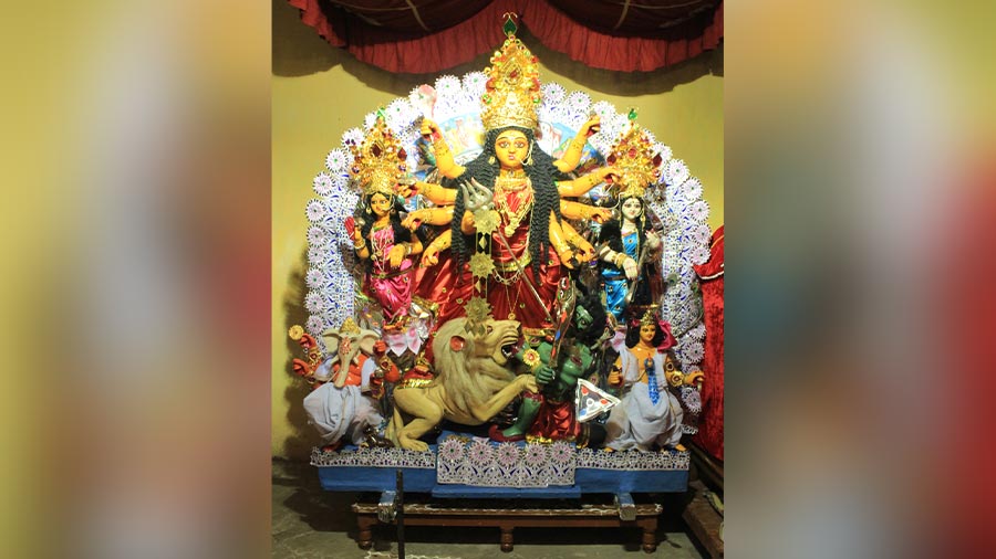 Gunshot to start Sandhi Pujo, silver mirror at Durga's feet at Kalyanpur Bandyopadhyay puja