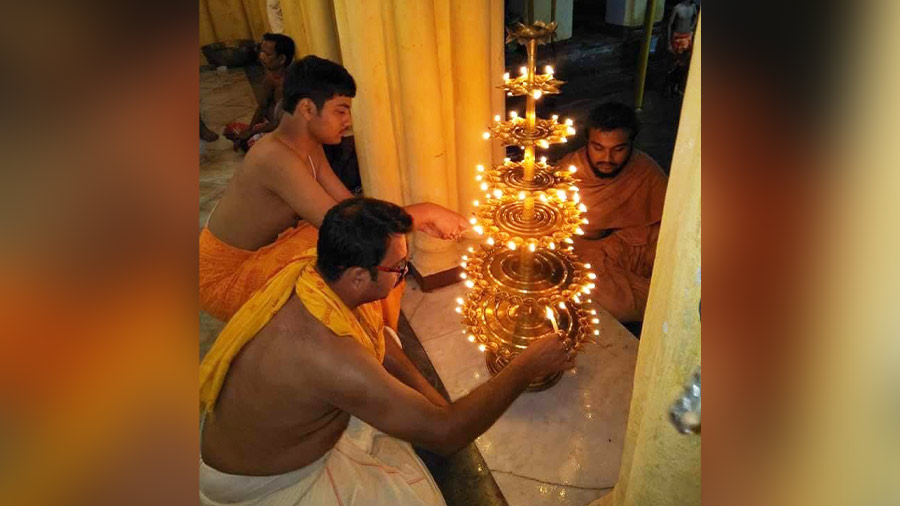 Sandhi Puja at the Durga ‘dalan’ of Bandopadhyay family