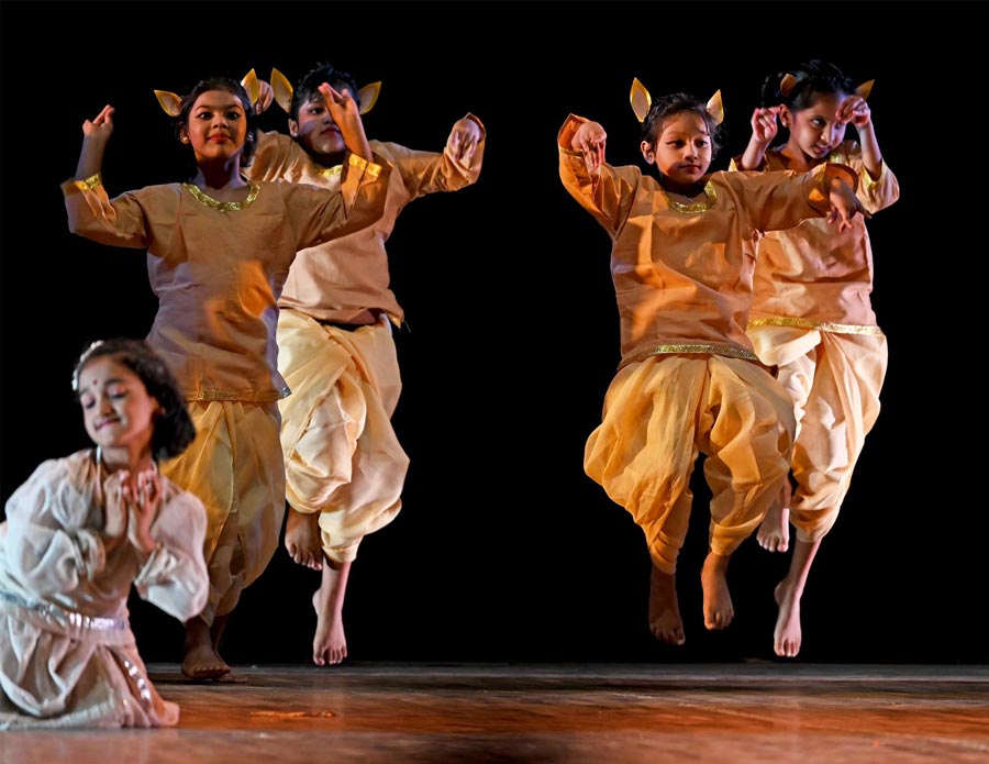 Students of Prep I & Prep III danced in symphony, bearing testament to the intricate ballet of life within our ecosystems. Choreographed for the evening by Trisha Ghosh Chowdhury, Itu Nath, Saheli Roy, Moumi Dasgupta, it was set to the music of Ananda Shankar 