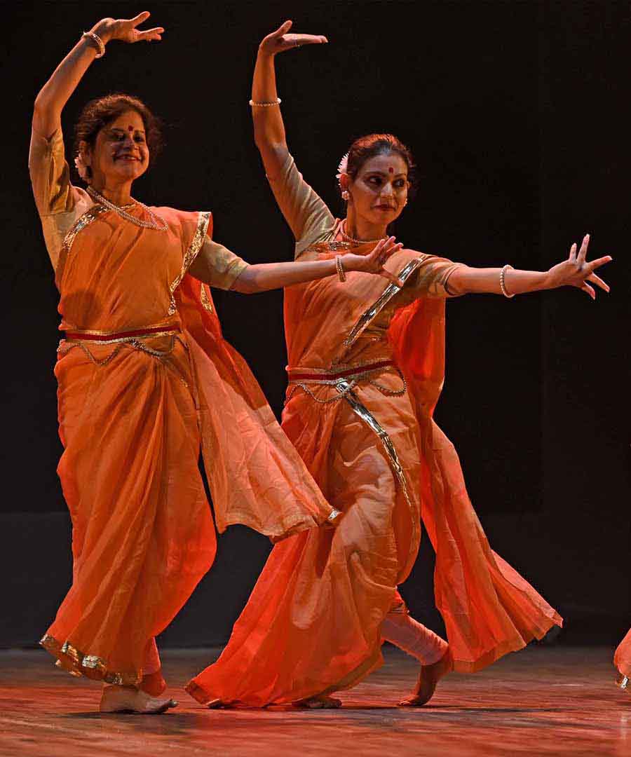 Next up was a performance on riversā, which are nature’s arteries, coursing with life and inspiration, offering respite and serenity. Students of Transition 2nd & 3rd years, the dance has been re-choreographed for the evening by Rita Kundu, Baisali Banerjee, Nandi Roy, Sujata Chowdhury. The music score was by Ananda Shankar