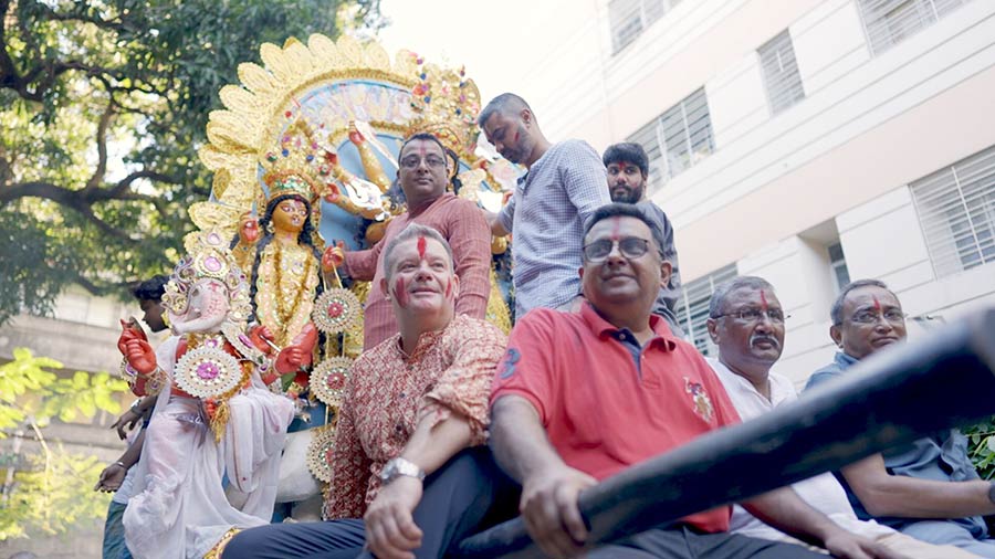 Gary Mehigan joins the Durga Puja celebrations with Kolkatans for 'India's Mega Festivals'