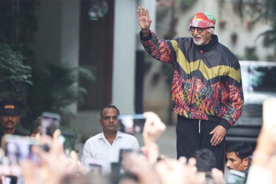 Amitabh Bachchan | Amitabh Bachchan Greets Fans Gathered Outside Jalsa ...