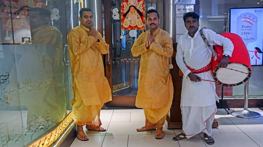 The restaurant will be decked out in 'sholar shaaj' and have 'dhakis' welcoming customers