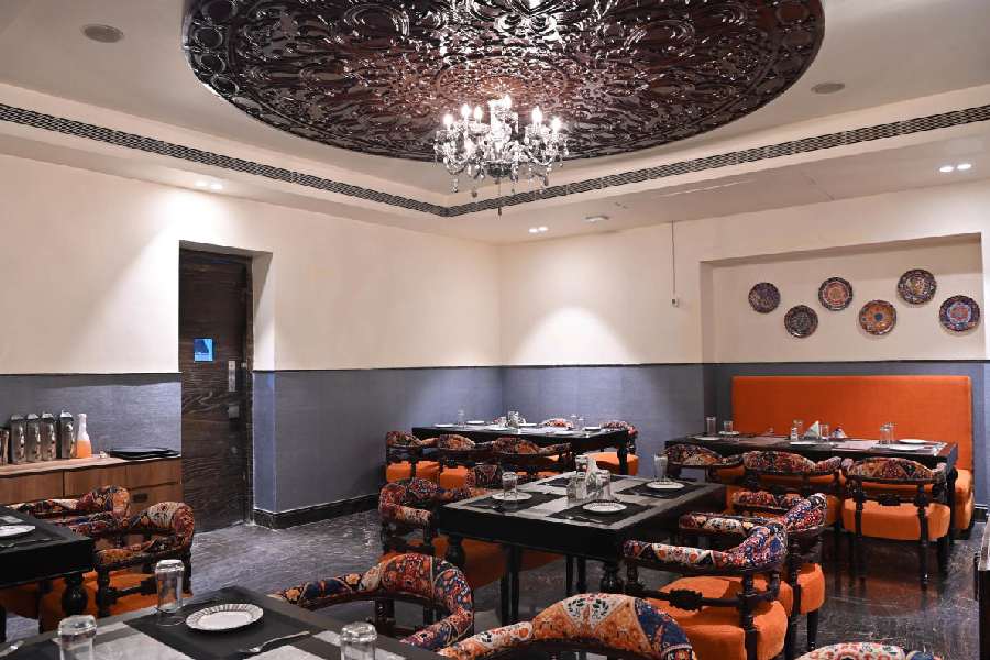 The four floors of Tuscany Bistro have been tastefully decorated to provide diners a feel of the serenity Tuscany offers. The owners of the place personally looked into every aspect, hand-crafting some of the intriguing decors and colour schemes that can be seen on the walls. The colour blocking and quirky furniture at the place make it Insta-worthy for sure. Pops of fun colours add to the vibe of the space.