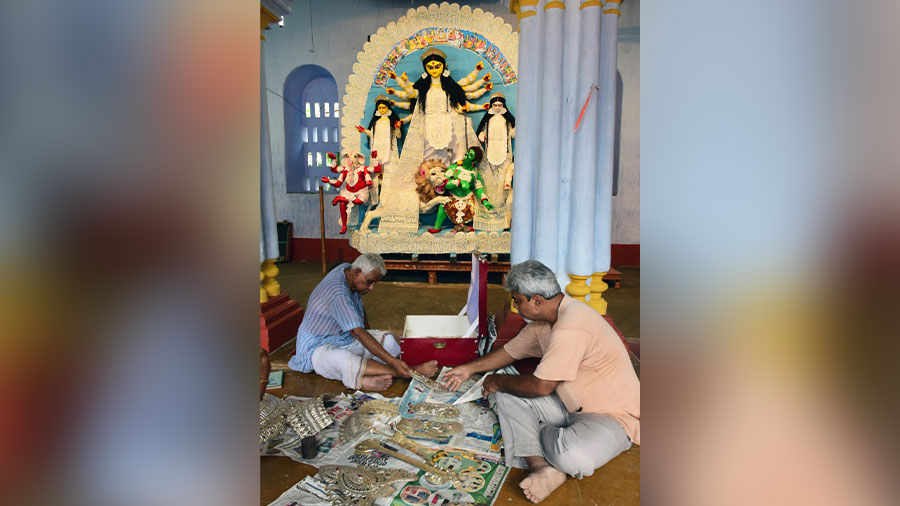 The deities are dressed up in ‘daaker saaj’ and silver crowns, weapons and accessories
