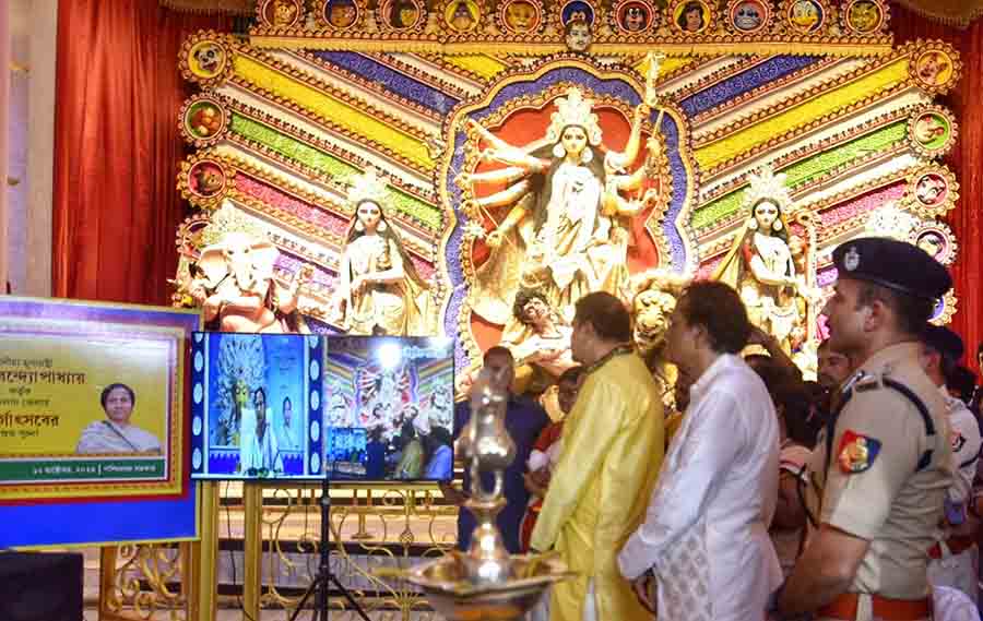 Chief minister Mamata Banerjee virtually inaugurated the Sreebhumi Sporting Club pandal along with other popular pandals like Hatibagan Sarbojonin, Tala Prattoy, Ahiritolla Sarbojonin on Thursday. Over the next few days, the CM will inaugurate about 800 pandals across 22 districts virtually