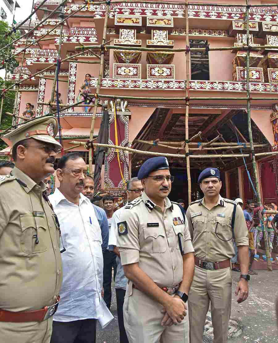 Kolkata police commissioner Vineet Goyal visited Ekdalia Evergreen Durga Puja Pandal on Thursday to oversee arrangements, safety precautions etc. 