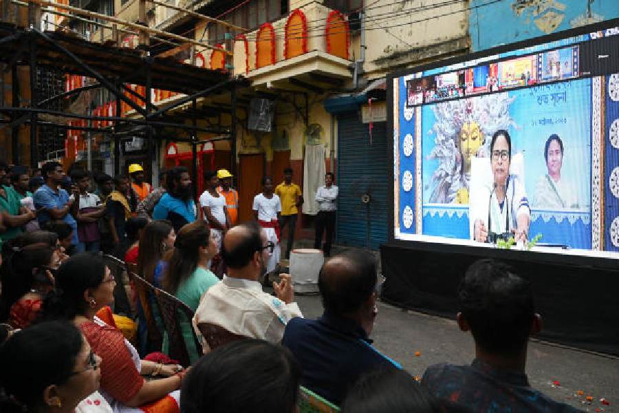 Mamata Banerjee virtually inaugurates Hatibagan Sarbojonin Durga Puja on Thursday