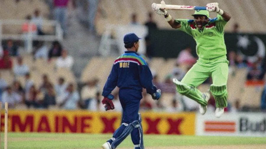 Javed Miandad’s hilarious antics (1992): Few players had a penchant for the theatrical quite like Miandad, who brought his antics to the fore in the very first Indo-Pak World Cup encounter in Sydney. All out for 216 on a slow surface, India had reduced Pakistan to 85 for two when something bizarre took place in the 25th over of the second innings. Following some bickering with an animated Kiran More behind the stumps, Miandad failed to complete a run, came back to the striker’s end and, in a hilarious act of imitation, jumped thrice to mimic More’s excessive appealing. Even though Miandad’s comedy had everyone in splits, it was India who had the last laugh, going on to win the match by 43 runs