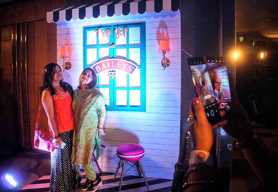 The star hotel in Rajarhat witnessed Instagrammers — veterans from the blogging and vlogging wave to newcomers — fully embrace the Durga Puja vibe