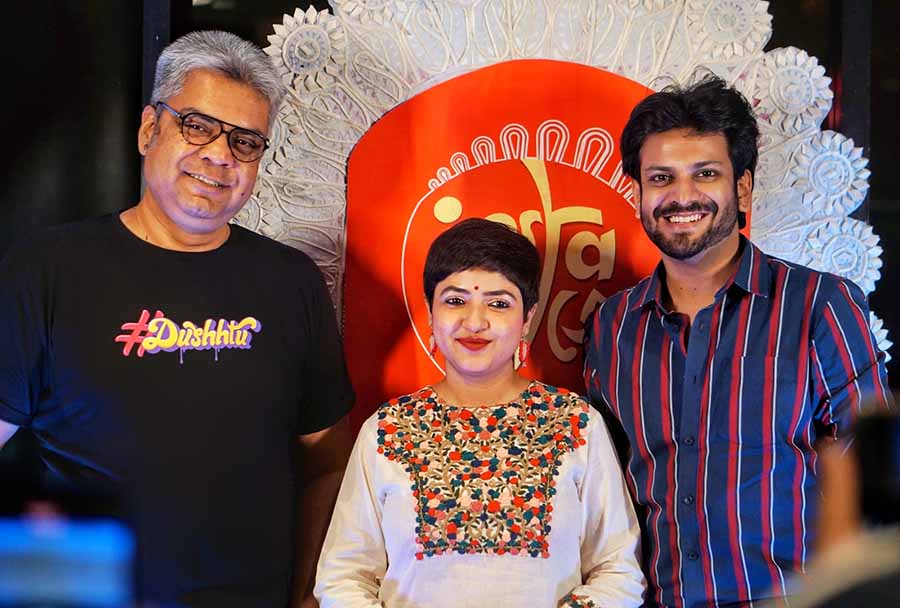 Joining the party, (centre) eminent singer Lagnajita Chakraborty spent time interacting with the content creators and posing for photographs. Speaking to My Kolkata, she said, ‘Social media plays a big role in today’s society. Kolkata has a strong community of influencers who make diverse content. It is a great initiative to have them together. The mood of the party is setting the Durga Puja vibe. It’s incredible!’ In picture: Chakraborty with (left) Indrajit Lahiri of Foodka and (right) Dipta Shankar Bakshi of @thelazybongg