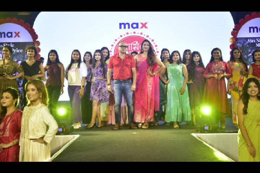 At the #AmioDurga finale, the top 30 contestants took part in a fashion walk with actress Sohini Sarkar.