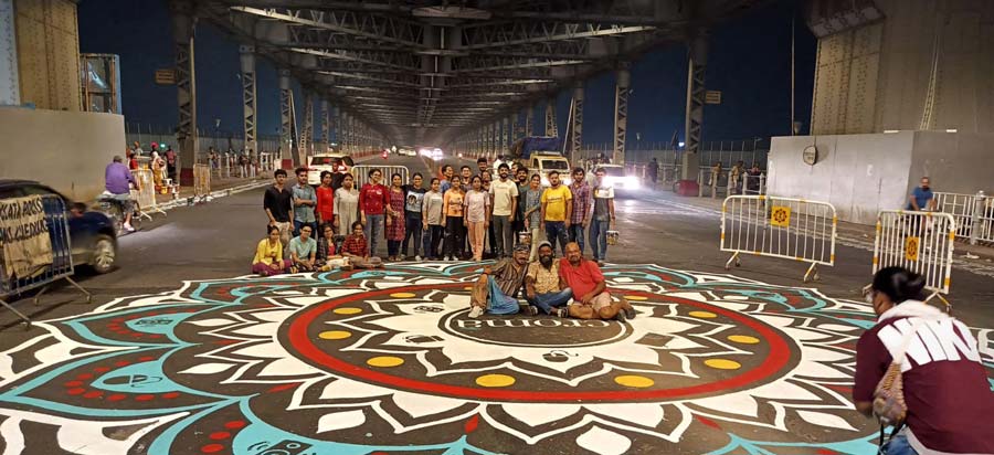 An electronics retailer from the Tata Group unveiled a spectacular ‘alpona’ on the iconic and heritage Howrah Bridge to celebrate Durga Pujo. Crafted by skilled and popular artist Sanjay Paul and his team, including Anwesak Dawn and 80-plus students from the Government Art College, Kolkata, were involved in creating the beautiful ‘alpona’a, encapsulating the spirit and artistic traditions of Kolkata