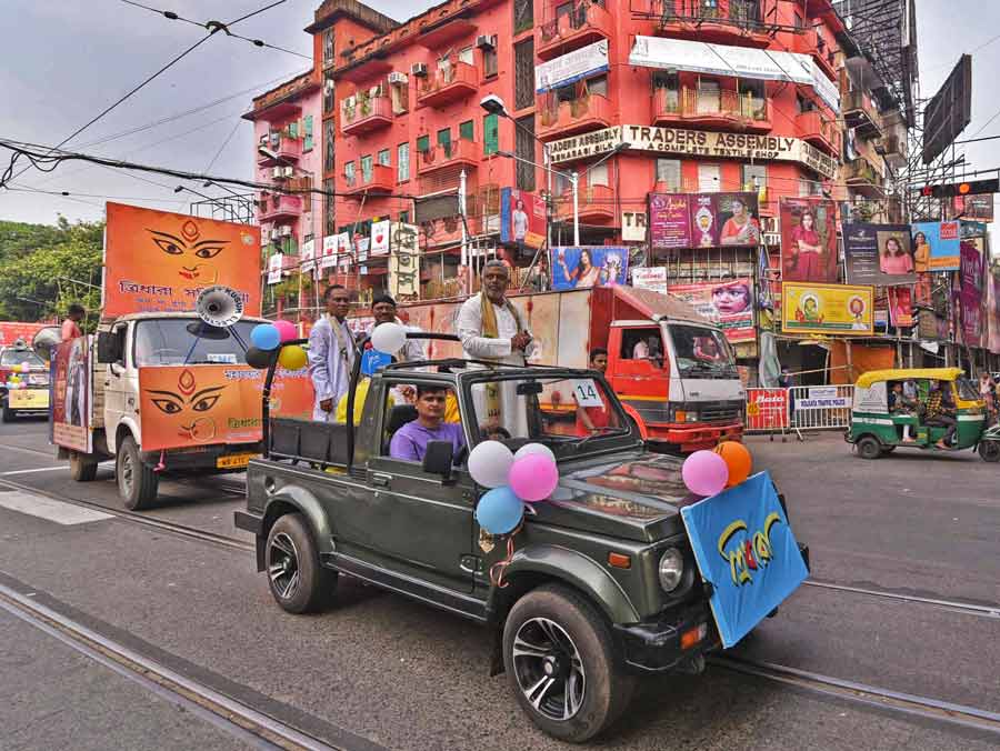 The Tridhara Durga Puja committee members took out a colourful ‘prabhat pheri’ (morning procession) from their puja pandal along Rashbehari Avenue, Gariahat, Golpark and Southern Avenue on Mahalaya on Saturday
