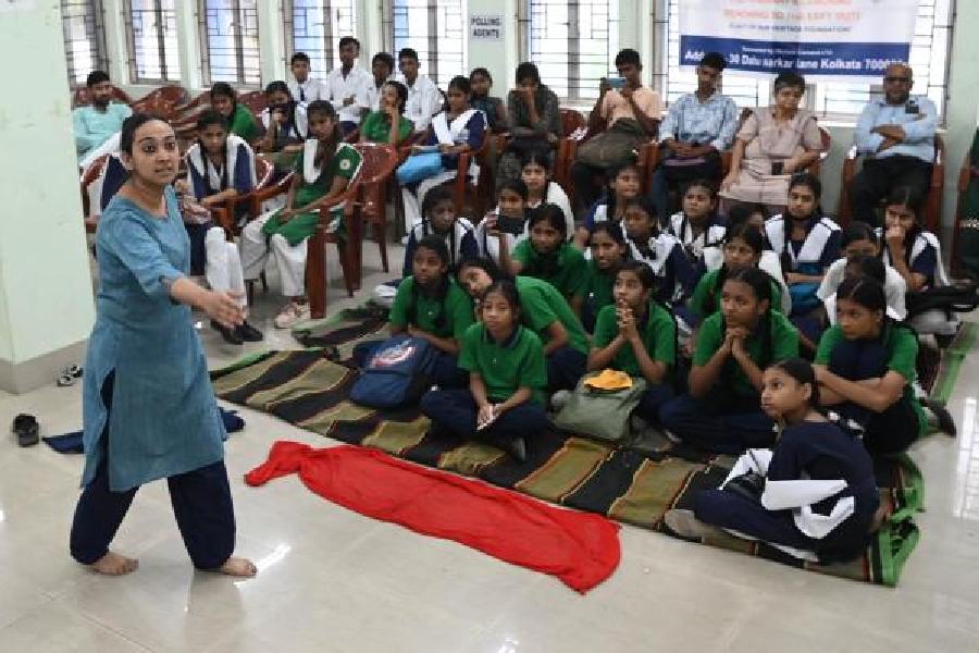 Shruti Ghosh, a performance artiste, narrates the devastation of war in front of school students at Government Girls General Degree College in Ekbalpore on Friday