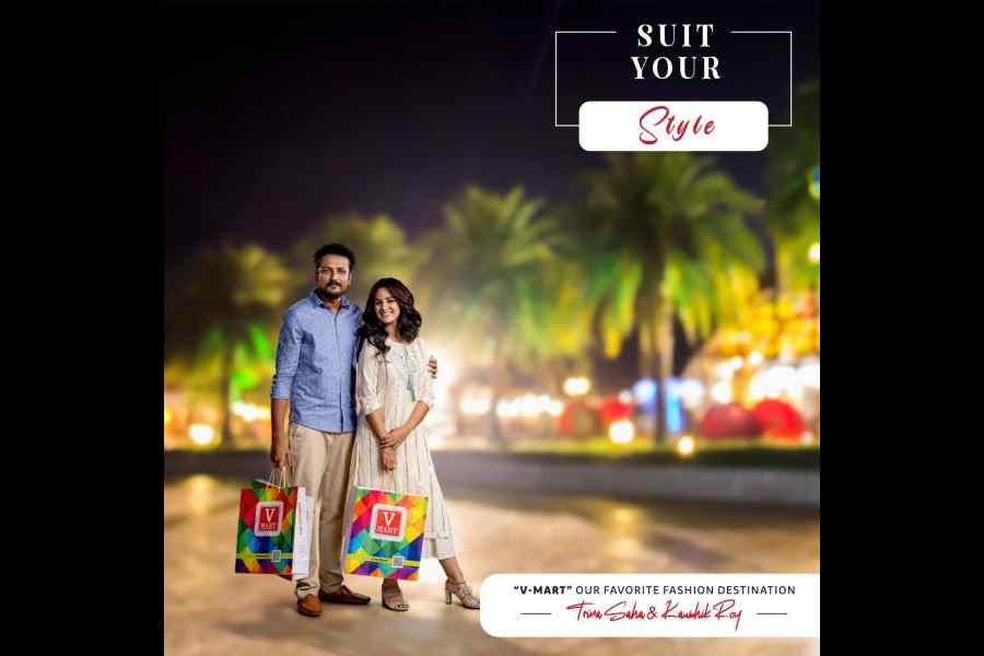 Content with bags full of fresh Puja arrivals, Trina sports a white kurta with thin golden stripes and some detailing on the neckline. She has paired it with knee-length palazzos. Koushik looks charming in a light blue semi-formal shirt and a pair of off-white, regular-fit trousers. 