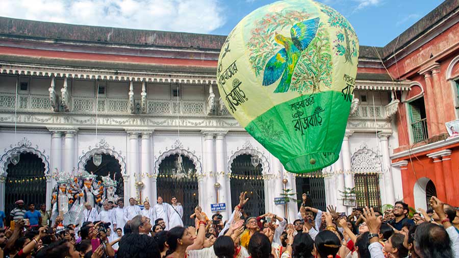 A ‘phanush’ with painting of ‘Neelkontho pakhi’ being released from Sovabazar Rajbari in 2019 