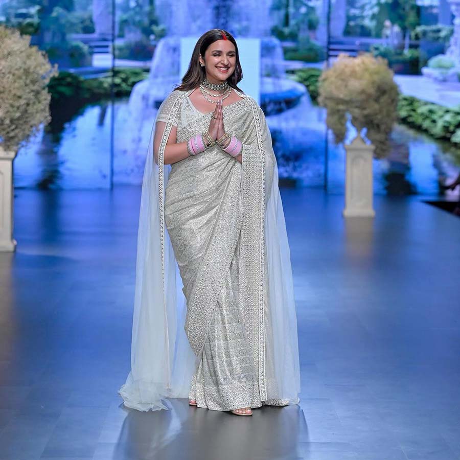 Bipasha Basu at her Mehendi | Floral jewellery | Mehendi day | Happy Bride  | Bride-to-be smile | Photos inspirations | Bride, Bridal jewelry,  Bollywood wedding