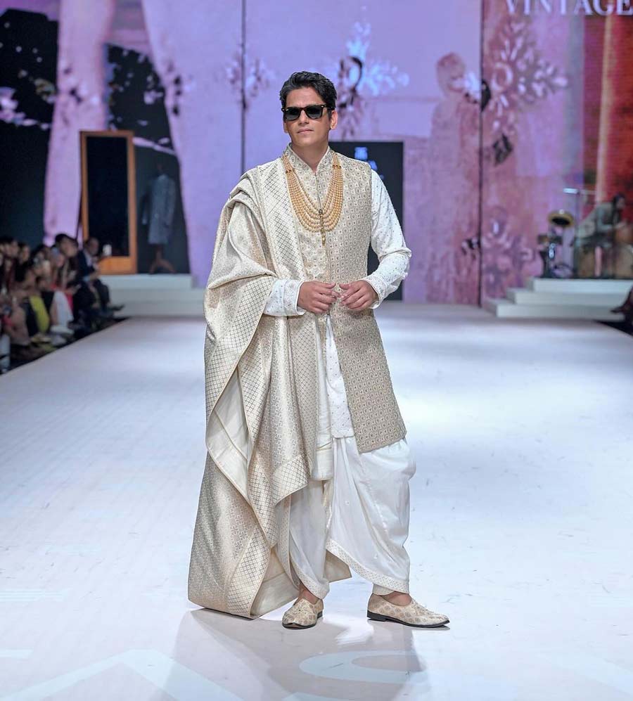 Vijay Varma presented wedding wear label TASVA’s cream sherwani over a full-sleeve white kurta coupled with a white dhoti and a gold-patterned silk shawl.