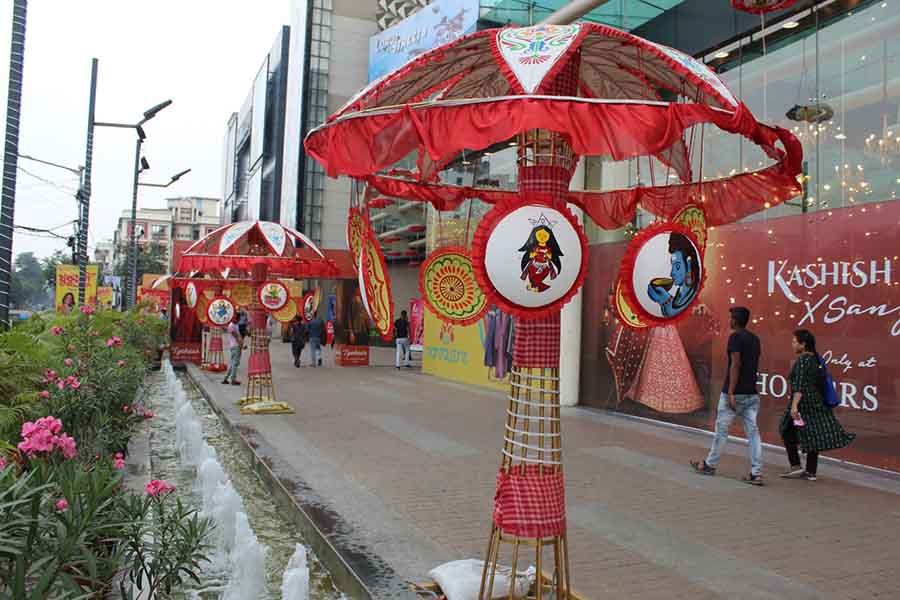Hand-painted ‘shoras’ are hung from ‘gamchha’-swathed umbrella structures along the outer perimeter of the mall. The ‘shoras’ are painted with images of goddess Durga, lord Shiva, and mythological scenes