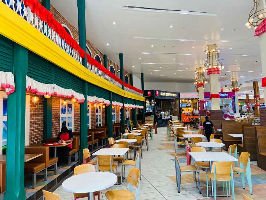 The Food Street or the food court at South City Mall has been decorated with traditional fabric elements of Bengal and Durga Puja — ‘gamchha’, laal-paar saris, and more. Yellow light bulbs, which were once used to decorate streets before tea lights and fairy lights made an entry, have been used to light up the space