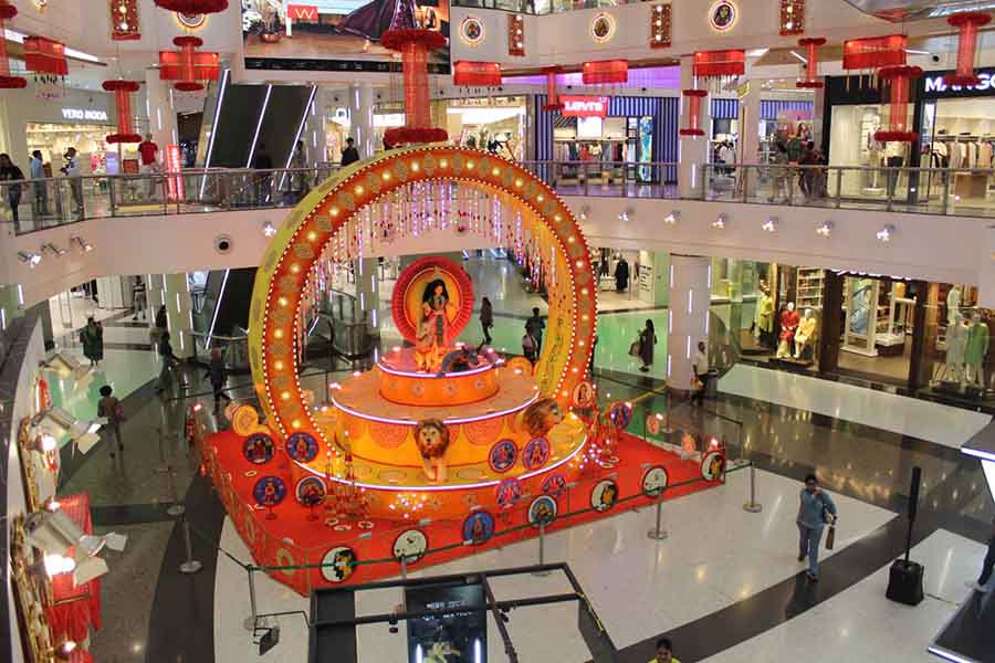 Speaking to My Kolkata, Man Mohan Bagree, vice-president, South City Group, said the decor was focused on showcasing Bengal’s old and popular festive props, and the dominant red palette was chosen to symbolise Shakti. ‘We wanted the old look and feel of Durga Puja, which we would cherish a few generations back,’ he added