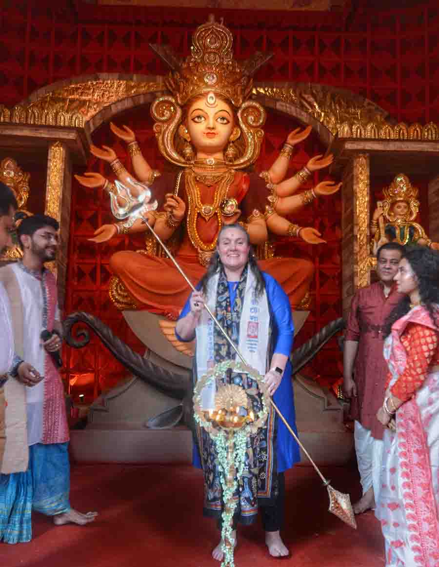 US consul-general Melinda Pavek applied 'alta' on the feet of the Durga idol. She also set the 'Trishul' in the hands of the idol and participated in the ‘Dhunuchi nachh’ at Ahiritola Sarbojonin Durgotsav on Monday  