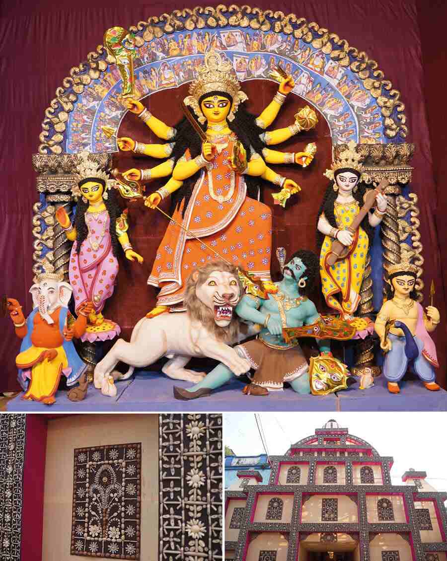 Bhowanipur 75 Palli pandal has been opened for puja revellers. This time, the pandal has been decorated with a variety of fruits, including mangoes and betel leaves 