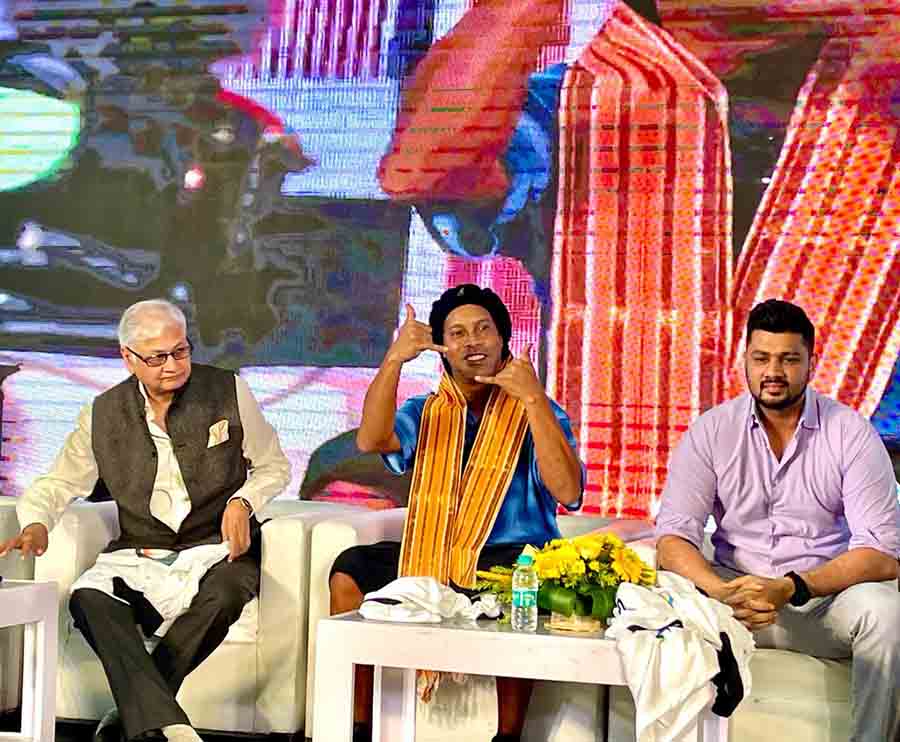 Ronaldinho, the Samba King, inaugurated the R10 Academy at Merlin Rise, Rajarhat, Kolkata.  The R10 Academy, an initiative of the soccer star, is a collaboration between the academy & Merlin Group  