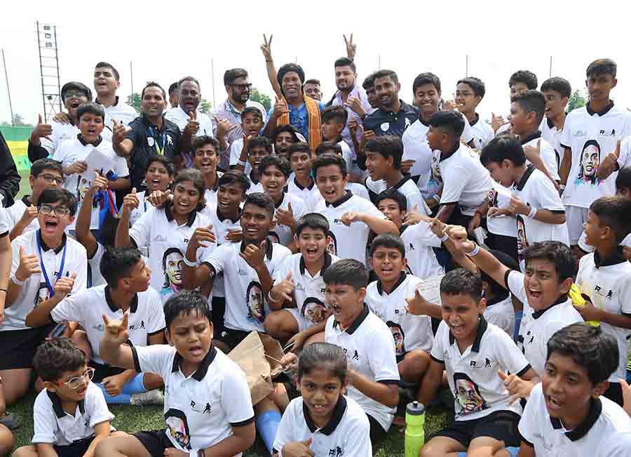 Ronaldinho posed with the students of the academy  